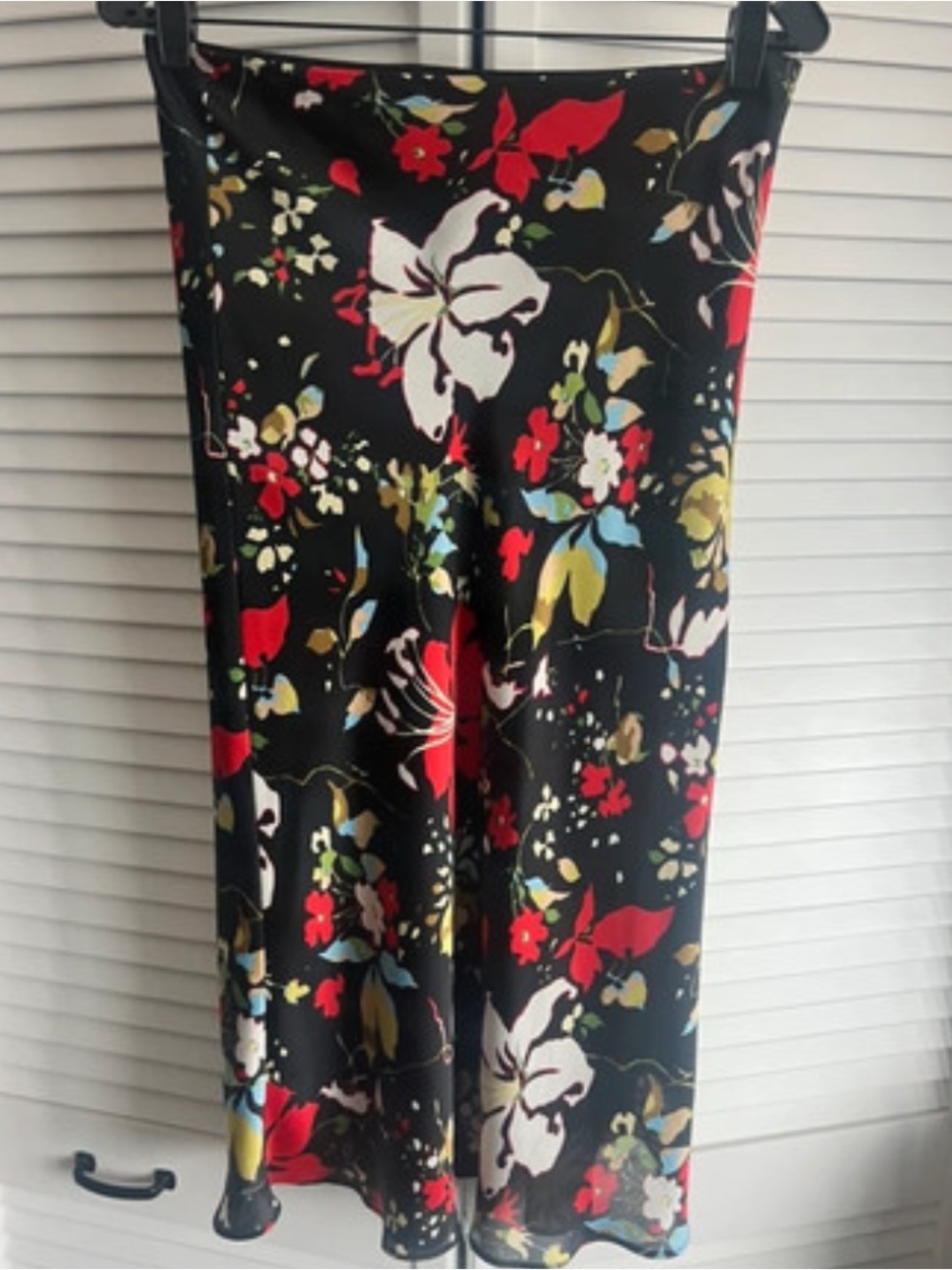 Vita De Moda Floral Black
Midi Skirt with Red & White
Blooms. Size Small